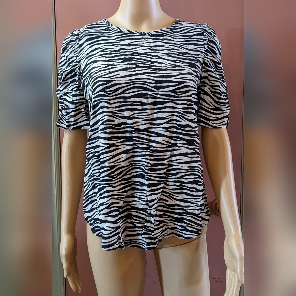 Pre-owned Loft extra small short sleeve zebra style shirt, TE